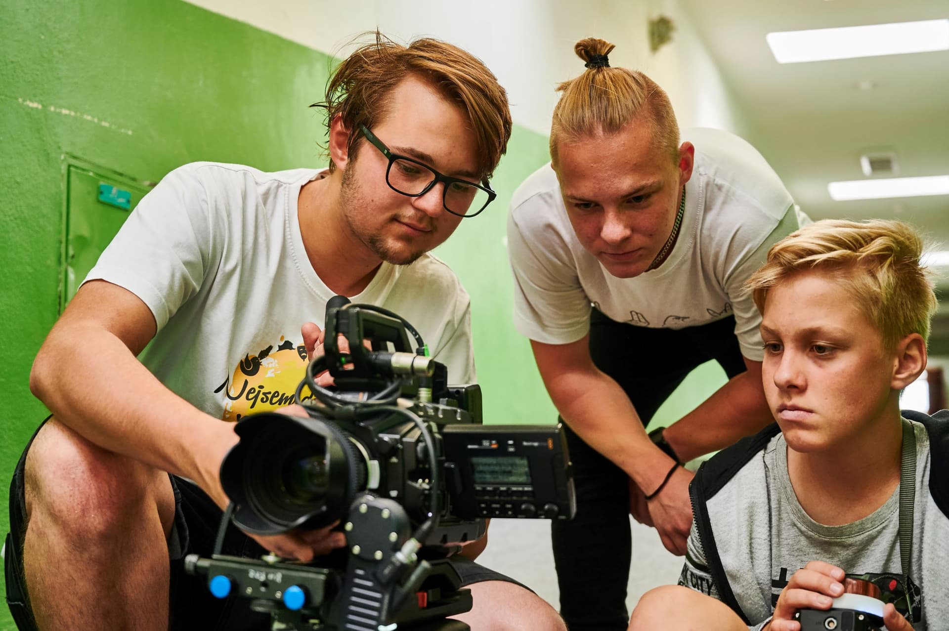 Účastníci filmového oboru při natáčení s profesionální kamerou