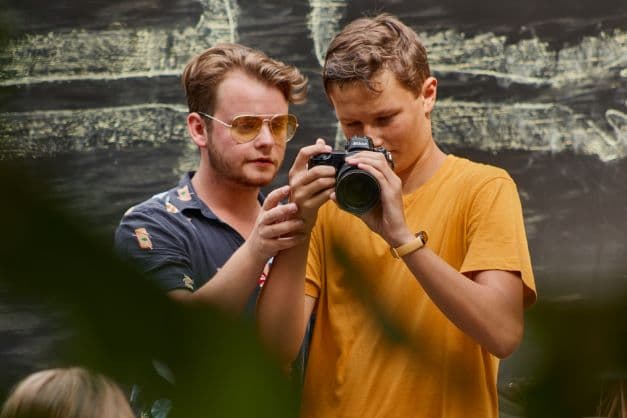 Lektor ukazuje účastníkovi nastavení fotoaparátu